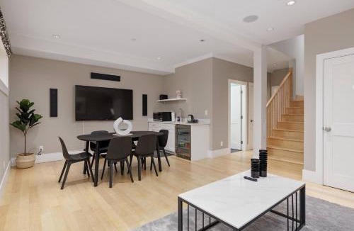 Lower Lonsdale House | Charming Luxury Home near DT and Lonsdale Quay