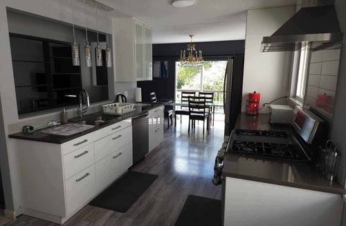 Kensington-Cedar Cottage Villa | Charming upper-level Haven- 3 bedroom home