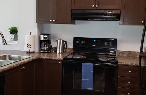 Highland West House | Cheerful 2 Bdrm house, free Netflix, free parking for 2 cars