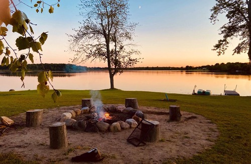 North Glengarry Cottage | Cheerful 2-Bedroom Cottage on Quiet Private Lake
