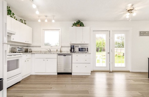 Cardston House | Cheerful 3 Bedroom Main Floor Private Suite Near Waterton