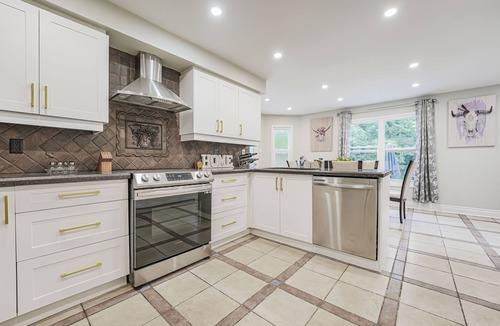 Richmond Hill Villa | Cheerful luxury 7 bedroom/7 washroom ravine house