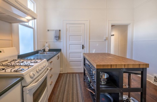 Fairfield Apartment | Chez Villa-Great Little Spot by Cook St Village and Beacon Hill Park by Victoria Prime!