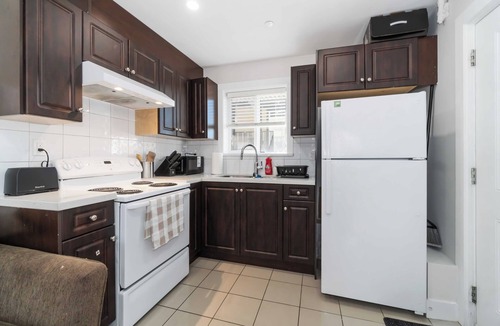 Sunset House | Chic 1BR Laneway House in South Vancouver