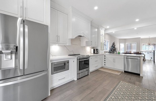 Richmond Hill House | Chic 2B Oasis Retreat, Giant Hot Tub & Sauna Bliss