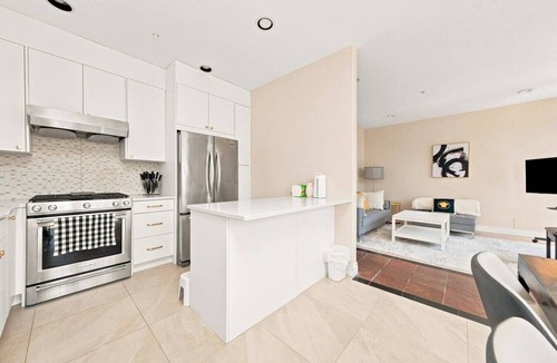 Arbutus Ridge House | Chic 3BR Main&Upper Floor Home-Easy Transit & UBC