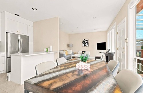 Arbutus Ridge House | Chic 3BR Main&Upper Floor Home-Easy Transit & UBC