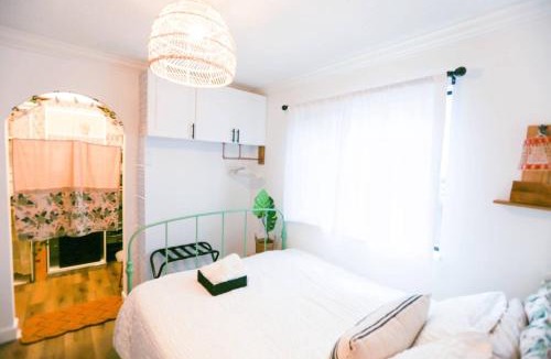 Steveston House | Chic Artistic Studio Suite Exceptional Luxury with private entry