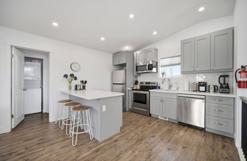Rosemount House | Chic & Comfortable Upper Suite w/Parking Near DTK