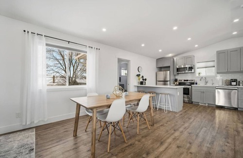 Rosemount House | Chic & Comfortable Upper Suite w/Parking Near DTK