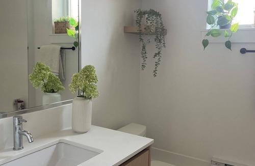 Lower Lonsdale Apartment | Chic & Cozy Condo North Vancouver 3+ Month Stay
