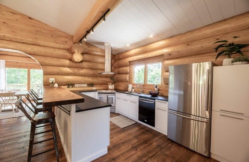 Val-des-Lacs Ski Chalet | Chic Log Chalet, Fire pit & Hot Tub Near Tremblant