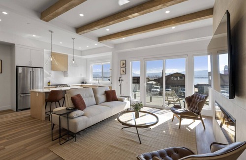 Central Okanagan Villa | Chic West Kelowna Escape: Hot Tub & Water Views