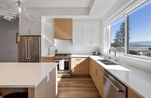 Central Okanagan Villa | Chic West Kelowna Escape: Hot Tub & Water Views