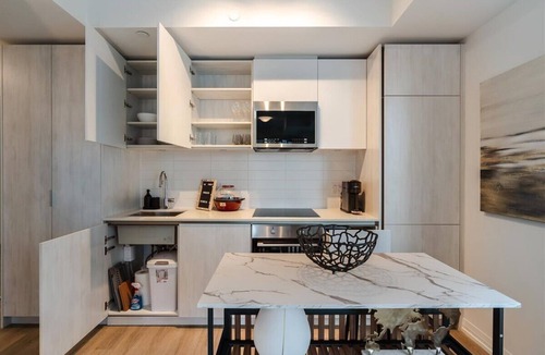Wellington Place Apartment | Chill Island - CN Tower Vibes downtown Toronto with 3 bedrooms & free parking!