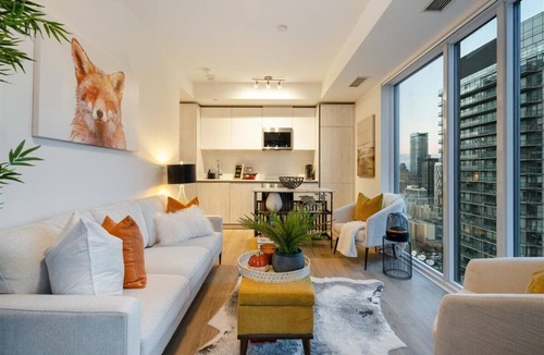 Wellington Place Apartment | Chill Island - CN Tower Vibes downtown Toronto with 3 bedrooms & free parking!