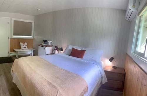 Christina Lake Hotel | Christina Lake Sleeps 2, Pet Friendly - Unwind and Enjoy Beaches, Golf, Fishing