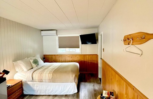 Christina Lake Hotel | Christina Lake Sleeps 2, Pet Friendly - Unwind and Enjoy Beaches, Golf, Fishing