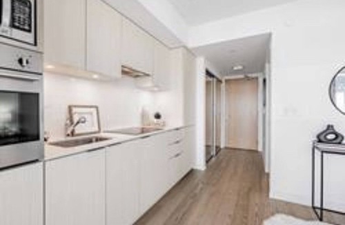 Church and Wellesley Condo | City View Condo Downtown Toronto Gym/Pool 1 Queen Bed W kitchen
