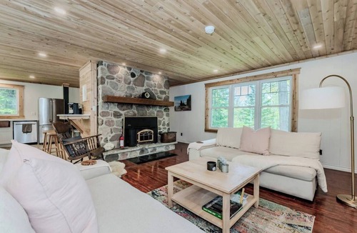 Lion's Head Cottage | Classic-Country Getaway |Hot Tub| AC | EV Charger