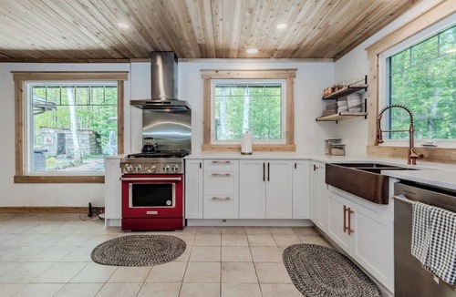 Lion's Head Cottage | Classic-Country Getaway |Hot Tub| AC | EV Charger