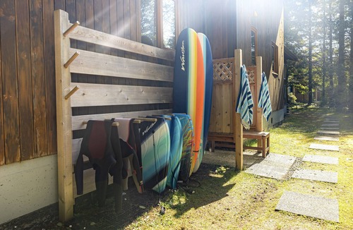 Tofino House | Clayoquot Retreat - Steps from South Chesterman Beach + hot tub. Dog friendly!