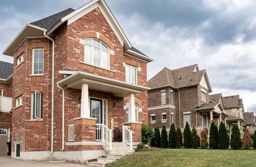 New Tecumseth House | Clean & Cozy Home Near Downtown