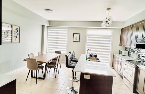 Brampton House | Clean home sleep 13+wifi Netflix parking 7beds