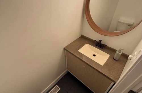 Ottawa Division House | Clean renovated room Just 5 minutes away from Ottawa airport.