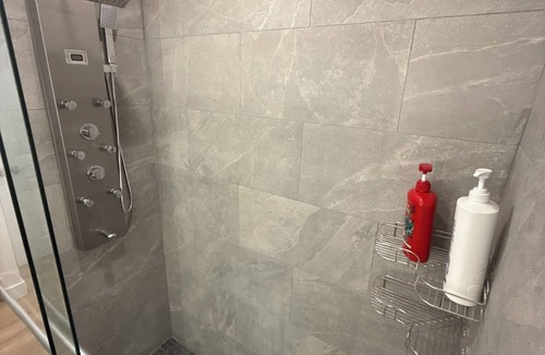 Ottawa Division House | Clean renovated room Just 5 minutes away from Ottawa airport.