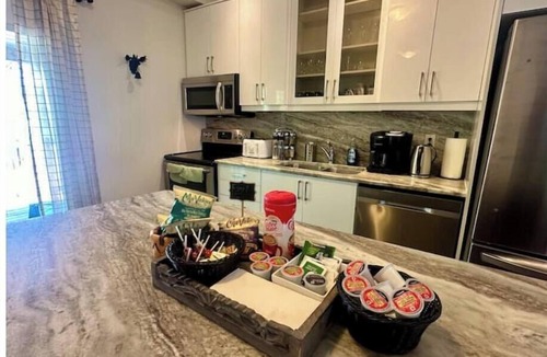Niagara Falls House | Clifton Hill Luxury Mojo Dojo!