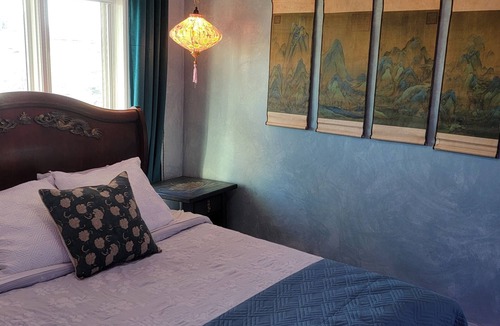 Cardston House | Close To Waterton-Sleeps 10-12 With Themed Rooms (India, France,China, Malaysia)