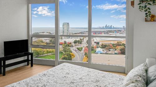 Fort York Apartment | CN Tower Lux Suites - GYM - Pool - Hot Tub - Yoga - Steps to Toronto Stadium & MAJOR INTERNATIONAL SPORTING EVENT Fan Fest