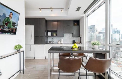 Fashion District House | CN Tower Views Gym Hot Tub Prime Location