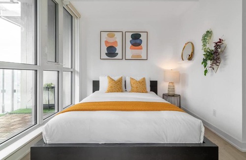 Fashion District House | CN Tower Views Gym Hot Tub Prime Location
