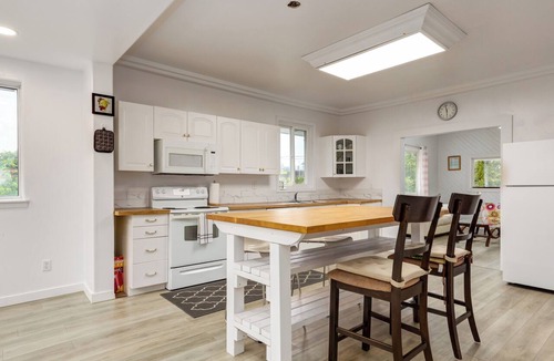 Powell River House | Coastal Wellness Retreat | Spacious 4-Bed Home Near Ocean, Shops & Trails