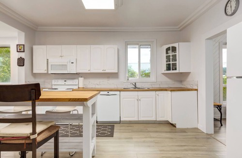 Powell River House | Coastal Wellness Retreat | Spacious 4-Bed Home Near Ocean, Shops & Trails