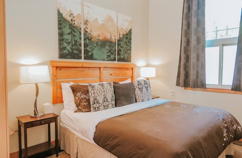 Tofino House | Cobble Wood & Bird Sanctuary Guest Houses