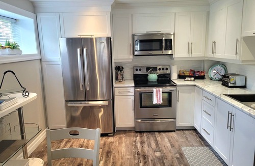 Collingwood House | Collingwood/Blue Mountain Gorgeous 2 bedroom Suite with Kitchen, LR, Dine.