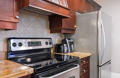 Collingwood Condo | Collingwood Hideaway for 6 | 10 Mins to Blue Mtn