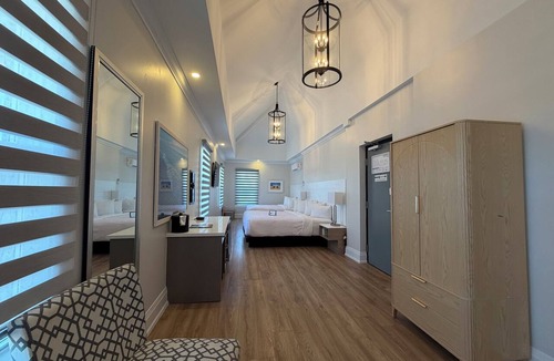 Grand Bend Hotel | Colonial Hotel & Suites