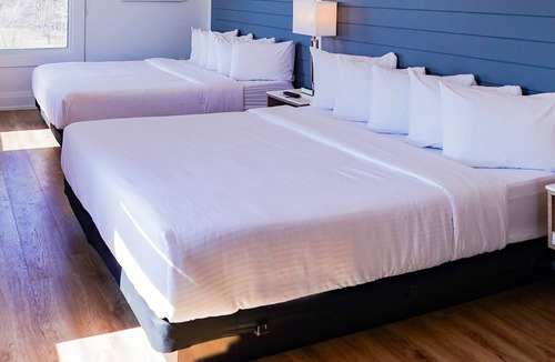 Grand Bend Hotel | Colonial Hotel & Suites - Tower Room/Double king suite