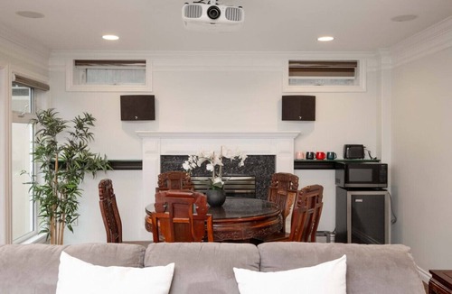 Arbutus Ridge Apartment | Comfort 2-BR Suite Near UBC– Private Entrance