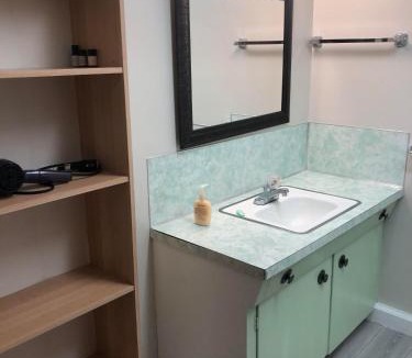 Vancouver South House | Comfort cottage guest home near subway station, bus and downtown