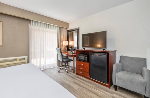 Gananoque Hotel | Comfort Inn & Suites Thousand Islands Harbour District