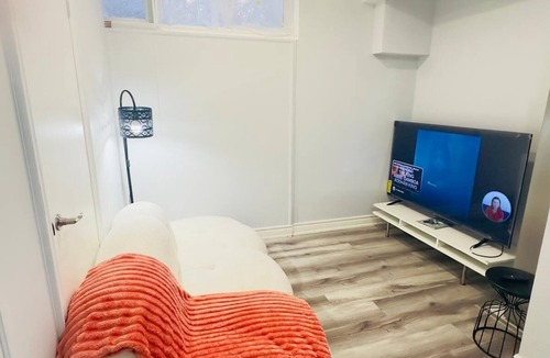 Curran Hall House | Comfortable and Cozy room 5 mins from Scarborough Town Centre