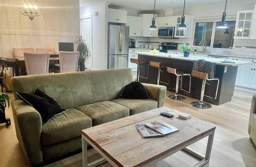 Aldergrove House | Comfortable Home in quiet family Neighbourhood with Hottub