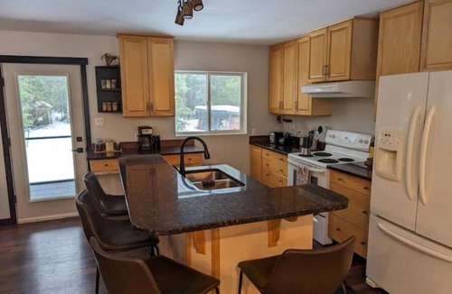 Beasley House | Comfy forest home (3 BDR) Kootenay Keep
