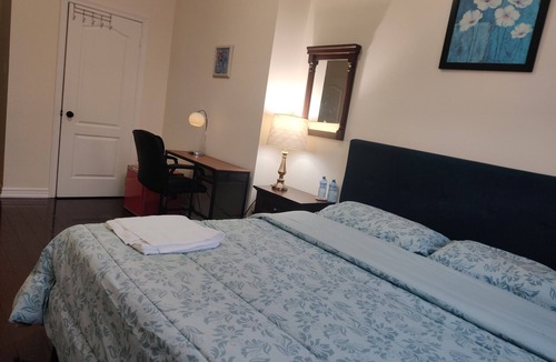 Meadowvale Village House | Comfy King size Bedroom in Mississauga near Toronto Pearson Airport.