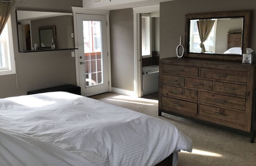 Sicamous House | Condo for Rent w/ Heated Garage in Sicamous, for summer 25 ft boat slip included